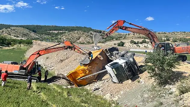 Devrilen hafriyat kamyonu sürücüsü yaralandı