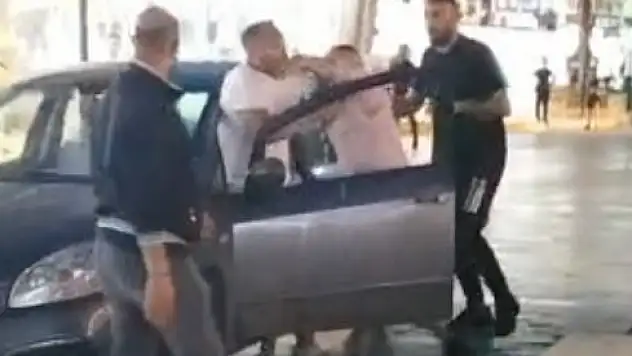 Park halindeki araçlara çarpan sürücüye meydan dayağı