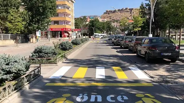 Yaya geçidi çizgileri boyandı