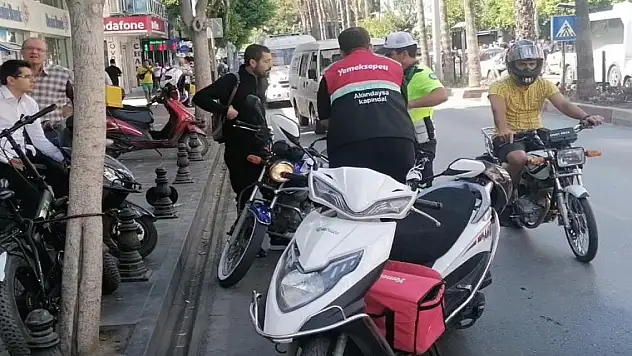 Kafalarında olması gereken kaskı motosiklete taktılar, cezalardan kaçamadılar