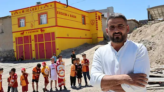 Evinin dış cephesini sarı-kırmızıya boyadı