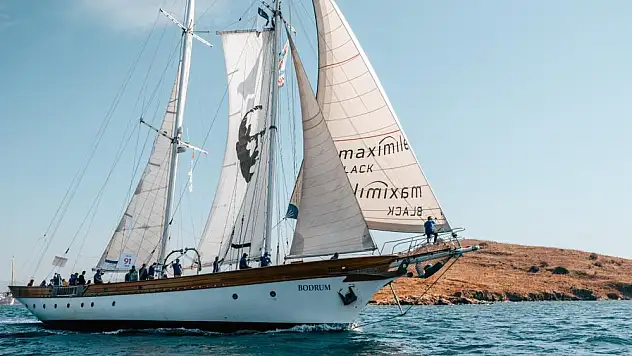 Cumhuriyet'in ilk okul gemisi törenle uğurlandı