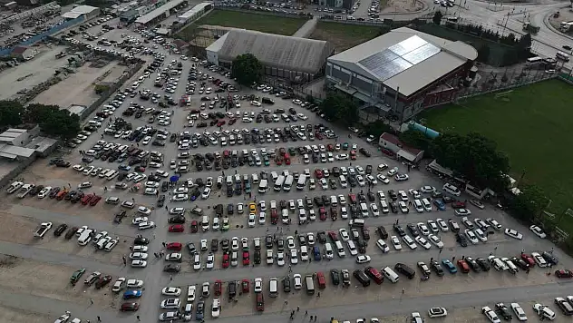 İkinci el oto pazarında bayram havası