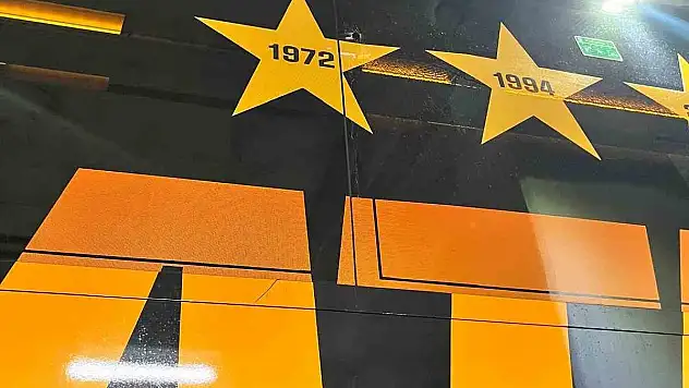 Galatasaray otobüsüne taşlı saldırı