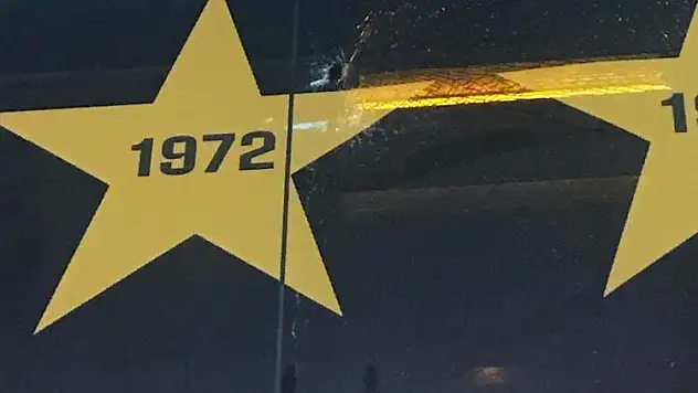 Galatasaray otobüsüne taşlı saldırı