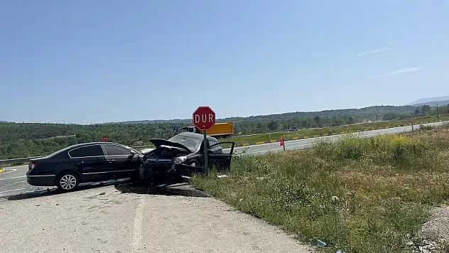 İki otomobil çarpıştı: 4 yaralı