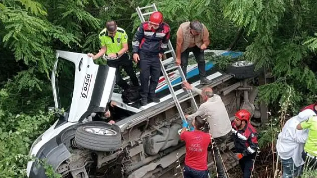 Trabzon'da Dolmuş ormanlık alana yuvarlandı yaralılar var