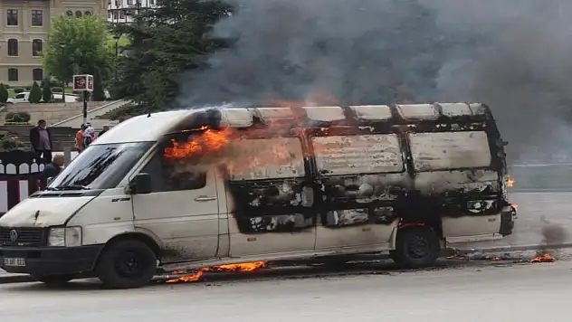 Hacizli aracı ateşe verdi