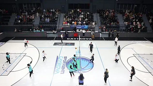 Voleybol maçında hünerlerini konuşturdu