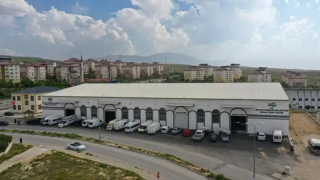 Van Valisi esnafla bir araya geldi