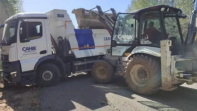 KIRSAL MAHALLELERDE YOL ÇALIŞMASI DEVAM EDİYOR