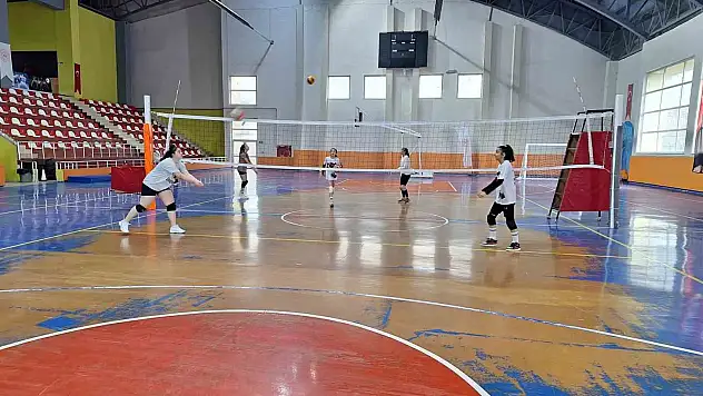 Voleybol antrenmanları yoğun katılımla devam ediyor