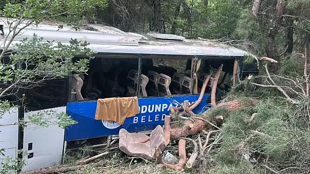 Midibüs şarampole uçtu 28 kişi yaralandı