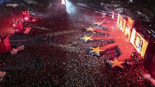 Galatasaray'da tam 14 futbolcu ayrılıyor