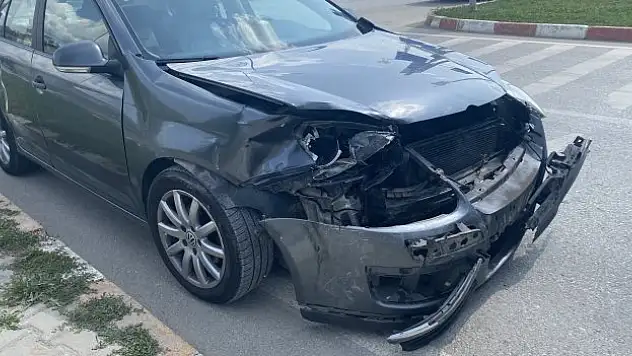 Kavak'ta 2 otomobil çarpıştı