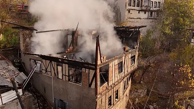 150 yıllık konak alevlere teslim oldu