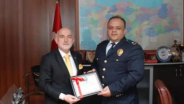 Kefeli' den Emniyet' e plaket