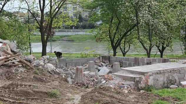 Sonunda yıkılıyor