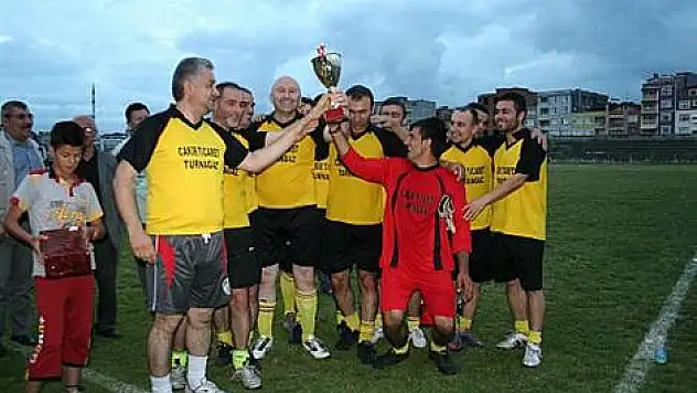 İhtiyar delikanlılar sahaya çıkıyor