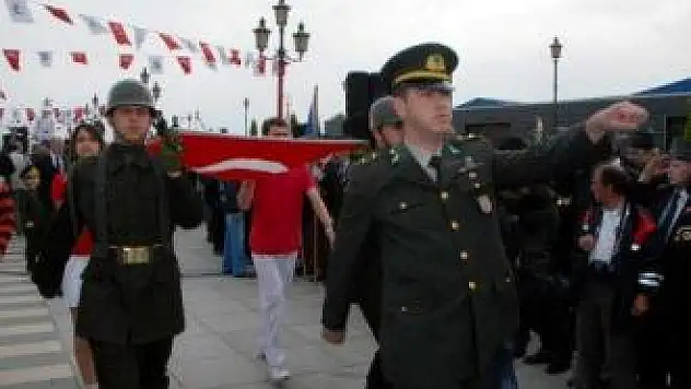 19 mayıs tribünden halka iniyor