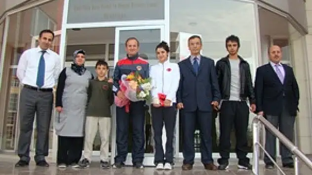 FEZA BERK LİSELERİ, DÜNYA ŞAMPİYONU ÖĞRENCİSİNİ ÖDÜLLENDİRDİ