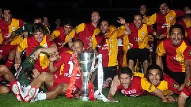 Kadıköy'de Kupayı Kaldırdı