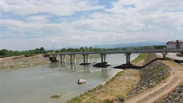 TOKİ Köprüsü vardı, şimdi de yolu oluyor