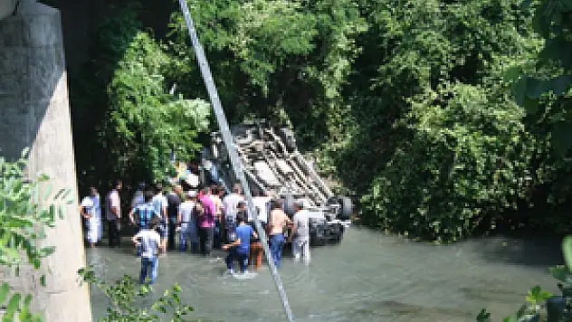 Minibüs Dereye uçtu: 1 ölü, 4 yaralı