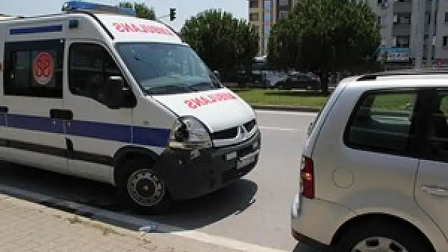 Ambulans kazası ucuz atlatıldı