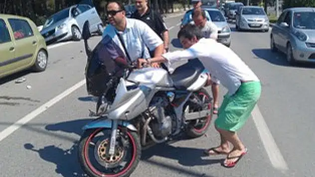 Motosiklet Otomobile çarptı