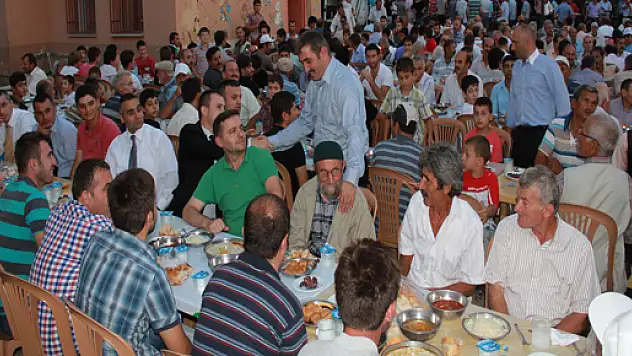 Irmaksırtın'da binlerce kişiye iftar yemeği