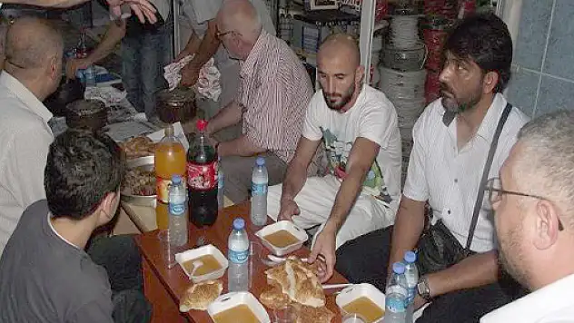 Pakgör'den sokakta iftara büyük ilgi