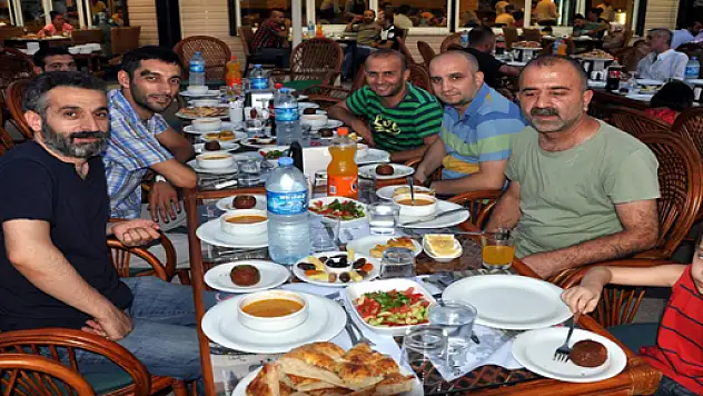 Gazeteciler cemiyeti'nden basına yemek