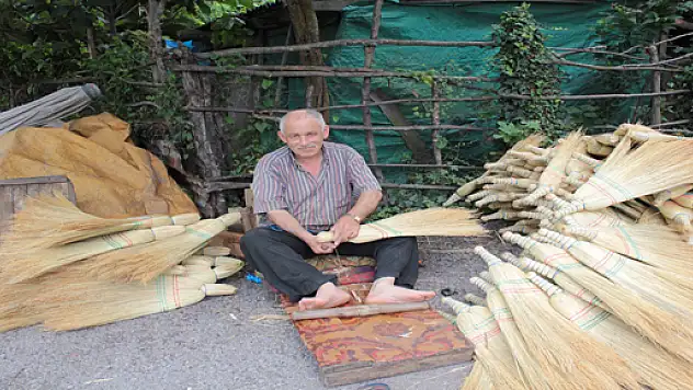 40 yıldır süpürge yapıyor