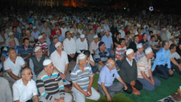 Kadir Gecesi'nde Meydan Dolup Taştı