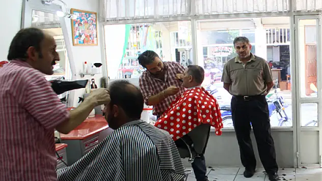 Bayram dolayısıyla berberler doldu taştı