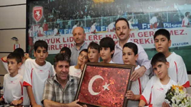 Çocuklardan Başkan Kar'a tablo