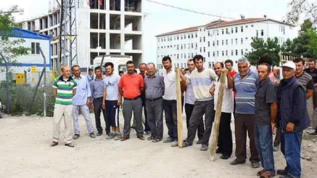 Hastane inşaatında işçiler grev yaptı