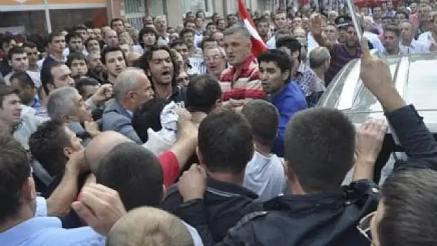 Yüzüne yumruk geldi