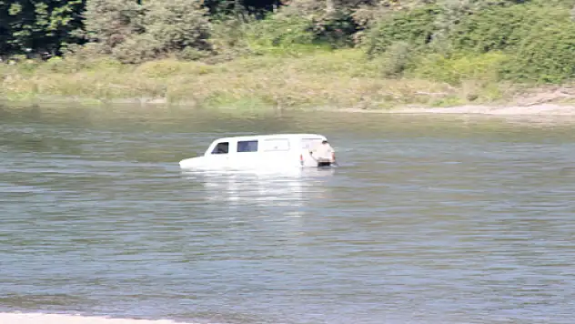 Aracını yıkamak isterken aracından oluyordu