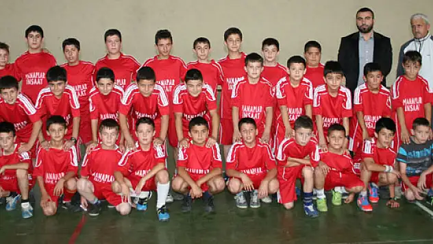 'MANAPLAR İNŞAAT'tan futbol kursuna büyük destek