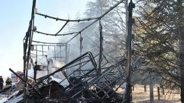 Otoyolun ortasında alev aldı