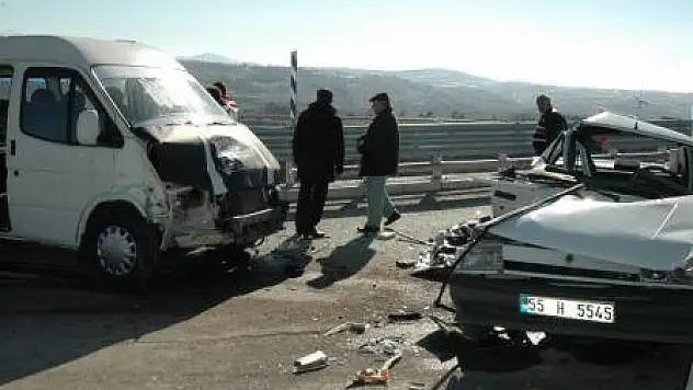 Otomobil minibüsle çarpıştı: 1 ölü 3 yaralı