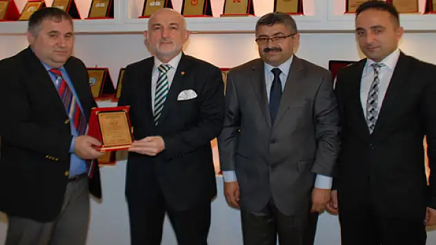  Başkan Kefeli'ye Eğitime Katkı Plaketi….  