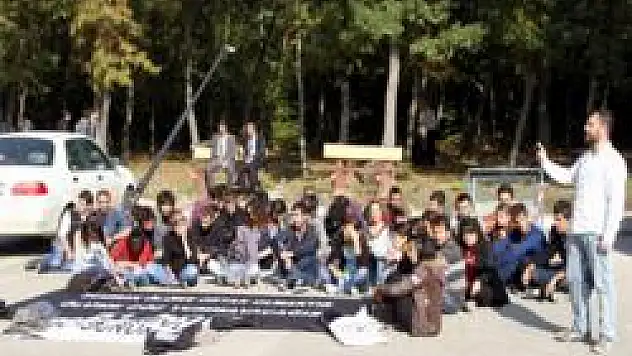 Öğrencilerden oturma eylemi