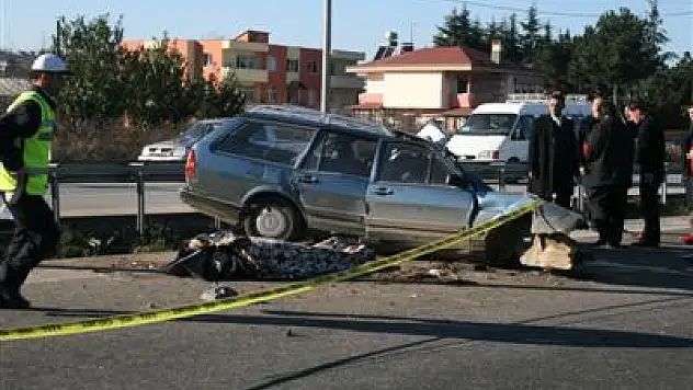 Otomobil refüjdeki aydınlatma direğine çarptı