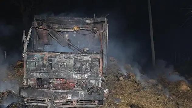 Saman Yüklü Kamyon Yanarak Kül Oldu