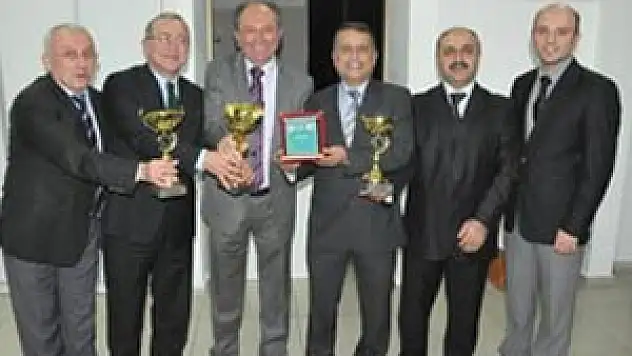 Amatörde Kupalar Dağıtıldı