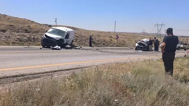 2 araç kafa kafaya çarpıştı: 1 ölü, 1 yaralı