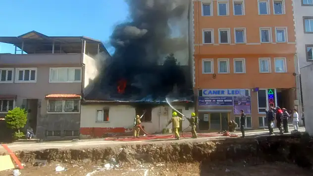 2 katlı ev alev alev yandı
